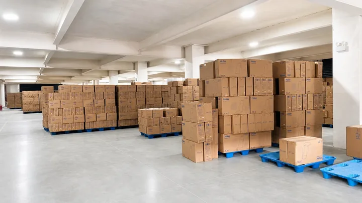 Equipos terminados preparados en almacén