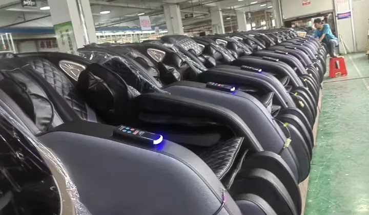 Filas de sillones de masaje en una línea de comprobación de una base de producción