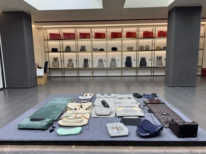 Muestra de masajeadores compactos expuesta en la sala de producto de LH WELL